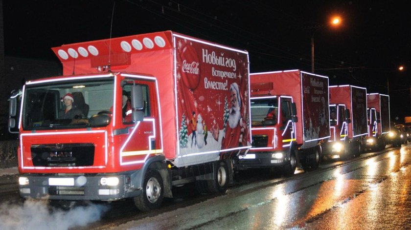 Красный грузовик Coca Cola