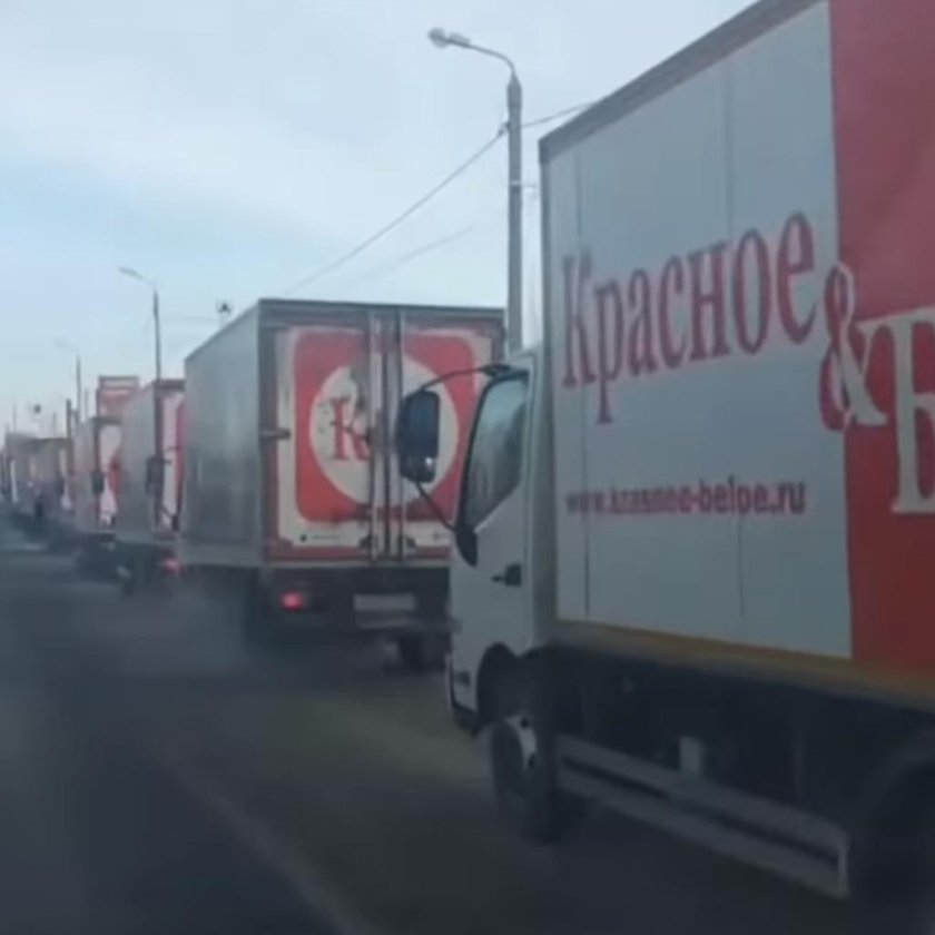 Красно белая машина