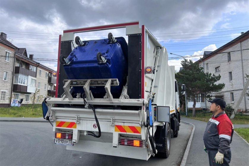 Мусоровоз с мойкой контейнеров