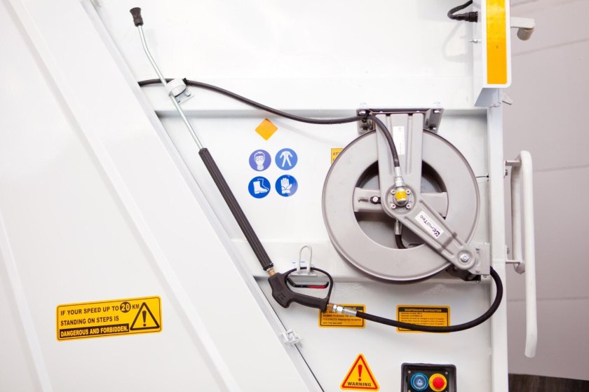 Мусоровоз с мойкой контейнеров