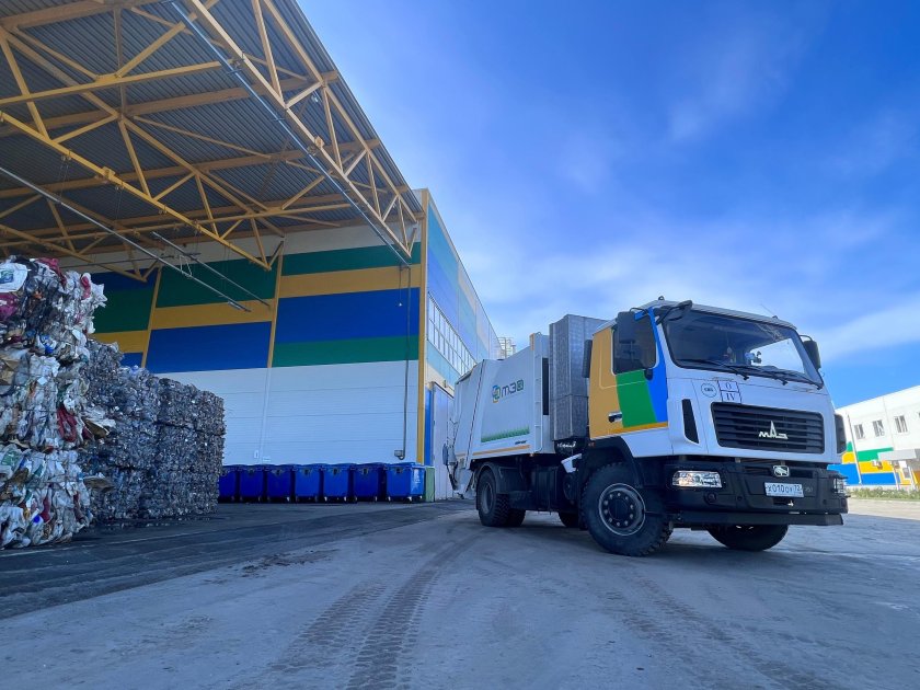 Мусоровоз с мойкой контейнеров