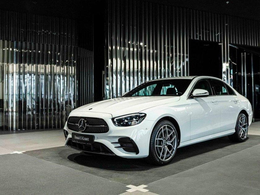 Мерседес белый седан 2021