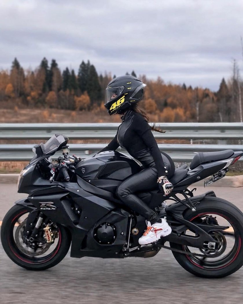 Черный мотоцикл