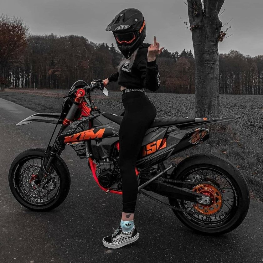 Девушка на KTM