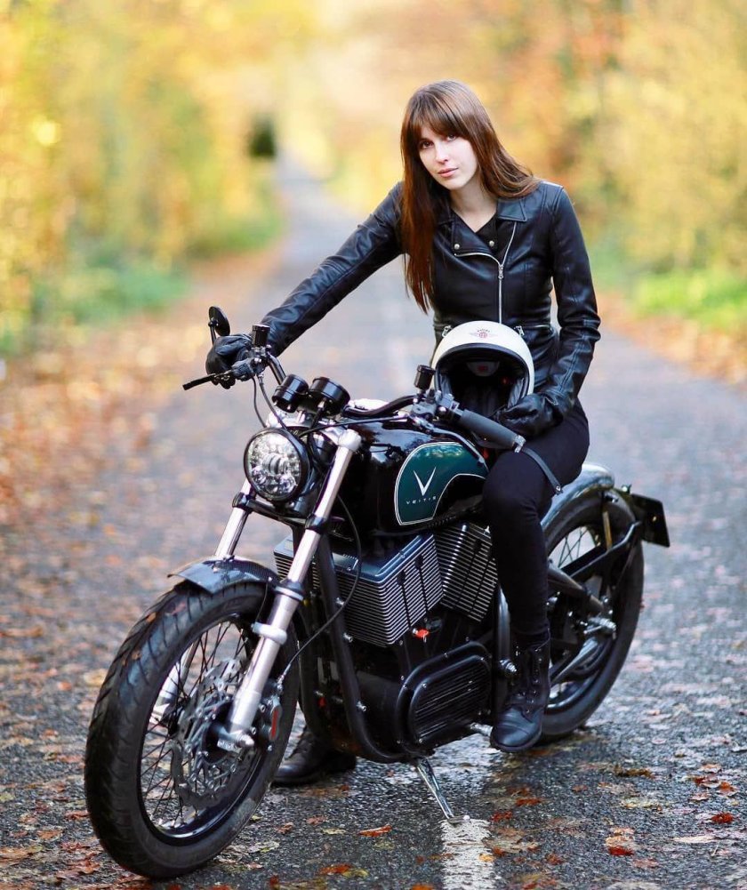 Девушка на мотоцикле