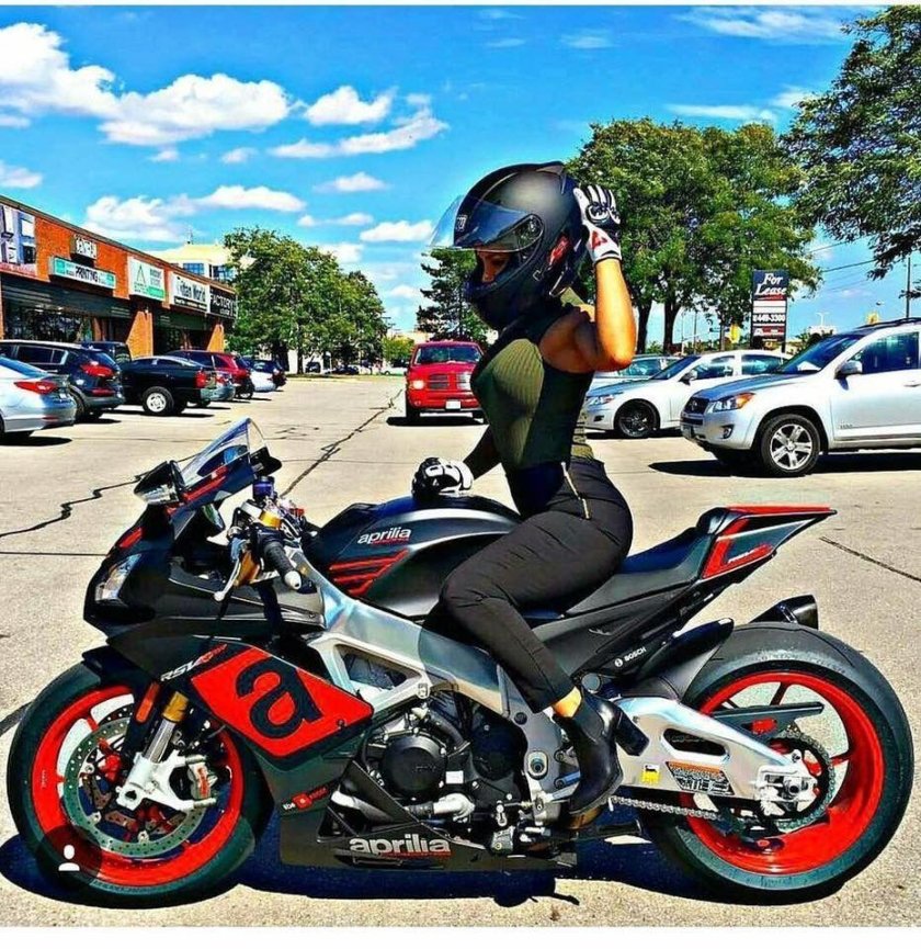 Девушка на мотоцикле в шлеме