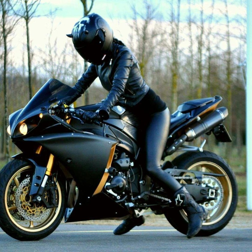 Yamaha r6 черный с мотогонщиком