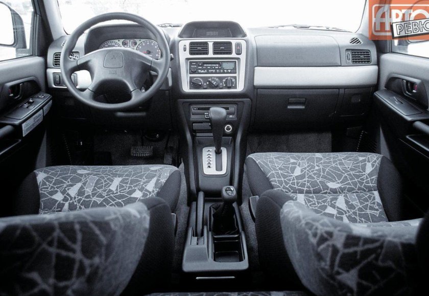 Mitsubishi Pajero Pinin салон