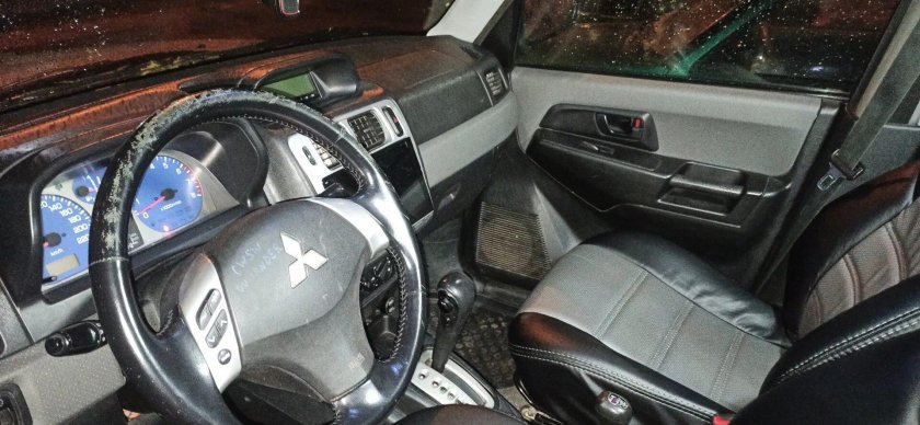 Mitsubishi Pajero io салон