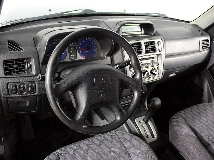 Mitsubishi Pajero Pinin, 2000 салон