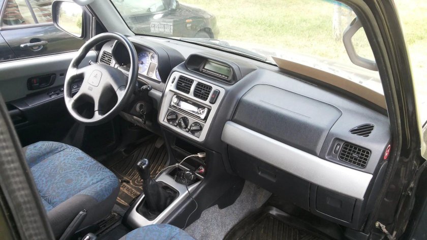 Pajero Pinin салон