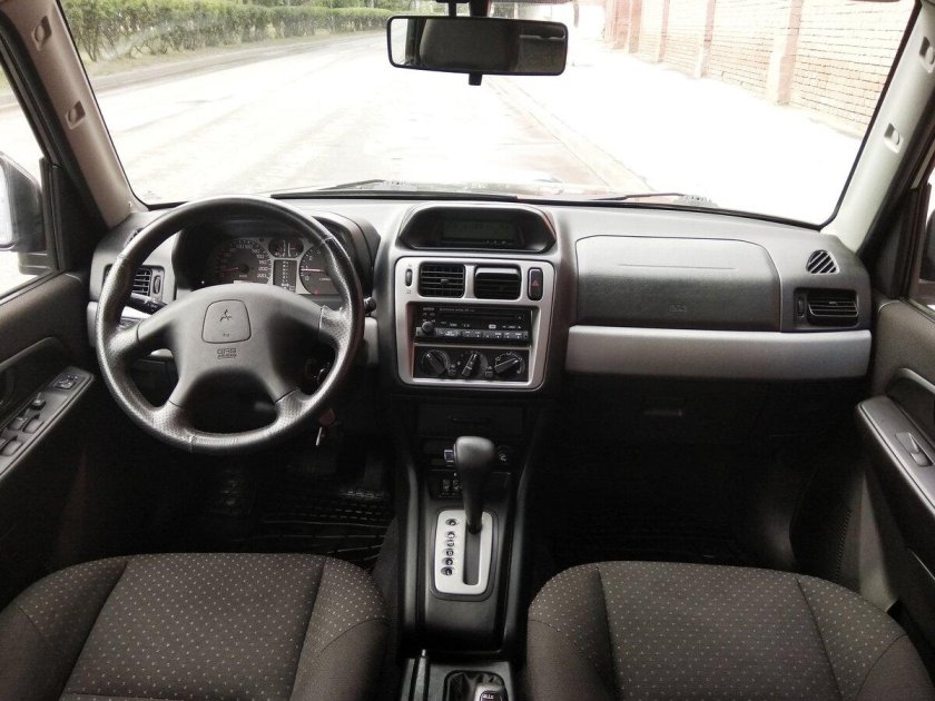 Mitsubishi Pajero Pinin 2004 салон