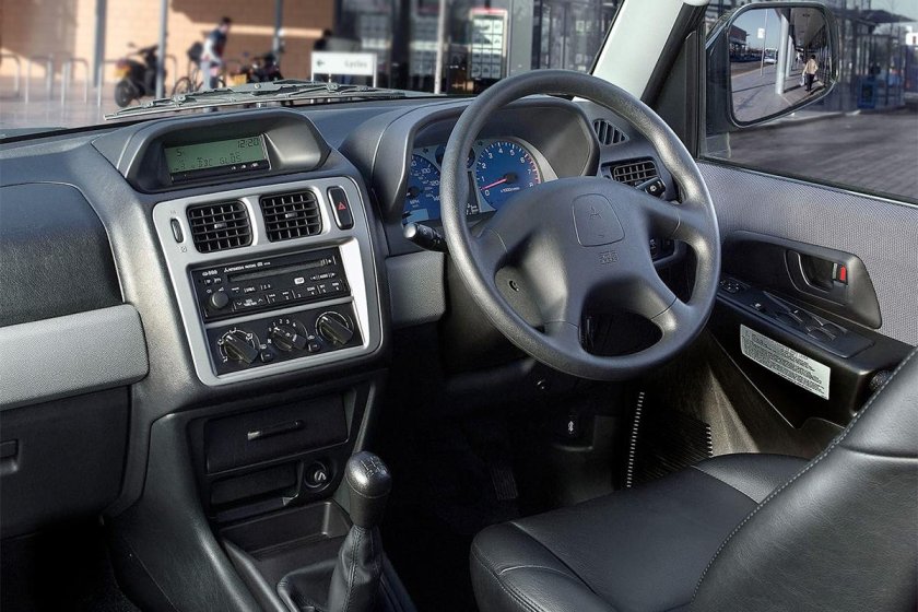 Mitsubishi Pajero Pinin салон
