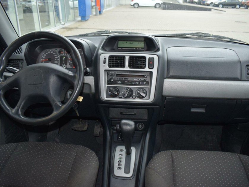 Мицубиси Паджеро Пинин салон