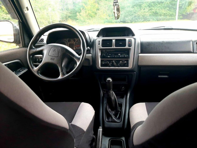 Mitsubishi Pajero Pinin салон