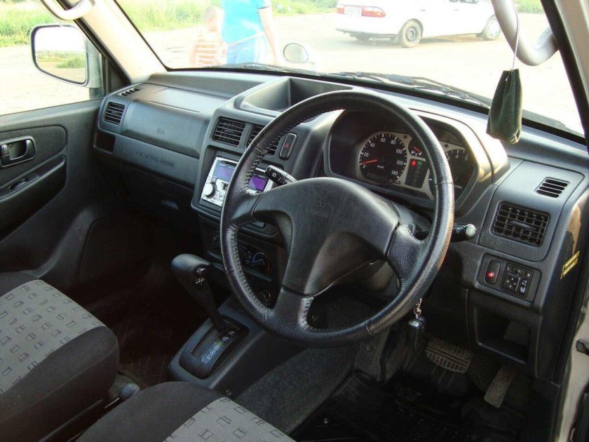Mitsubishi Pajero Mini салон
