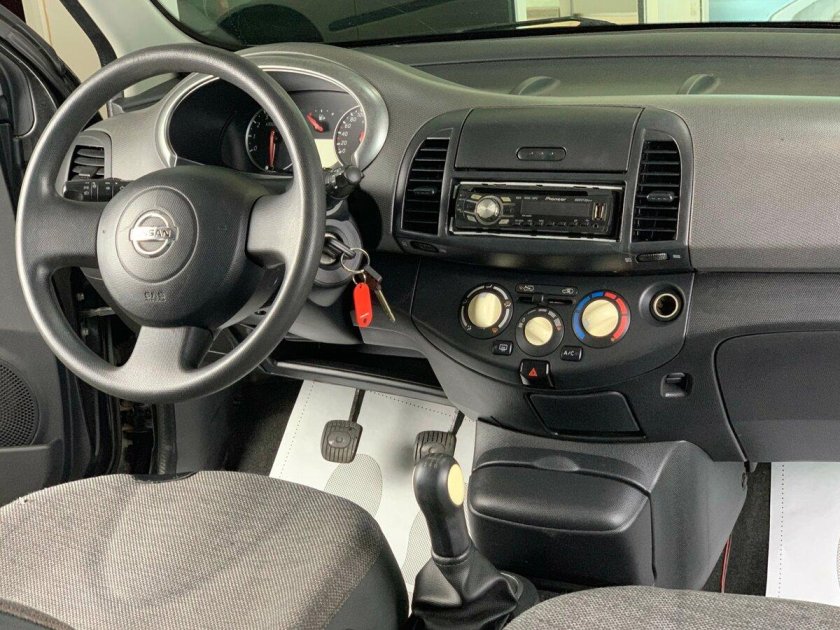 Nissan Micra 2008 салон