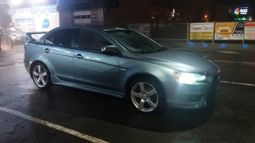 Mitsubishi Lancer 10 светло-серо-зеленый