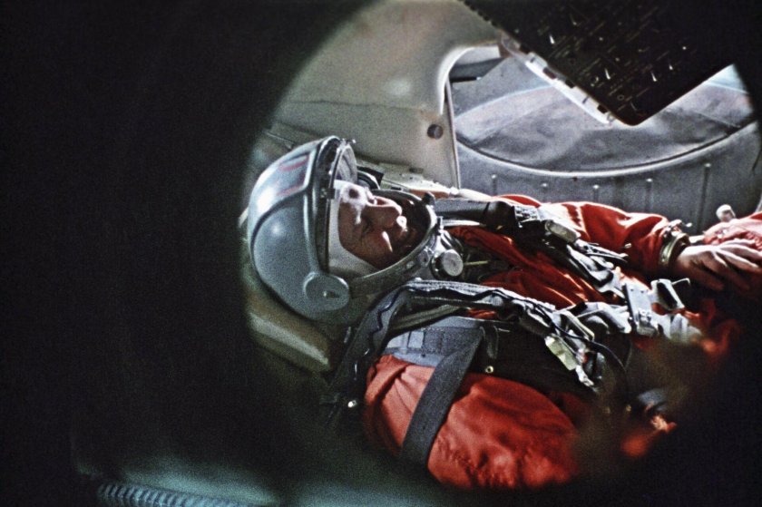 Гагарин в кабине Восток 1