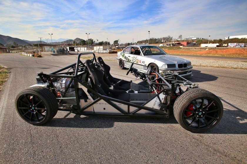 Среднемоторный автомобиль