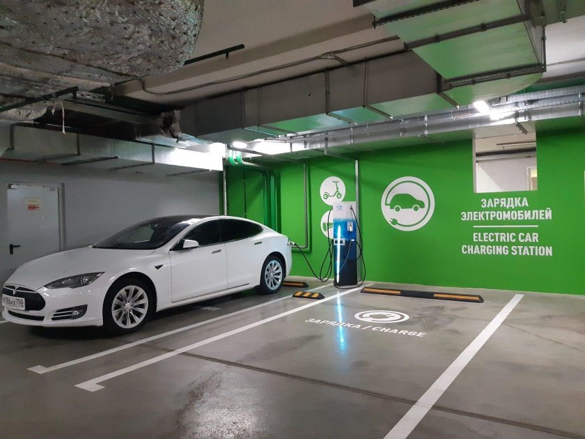 Зарядные станции для электромобилей в паркинге