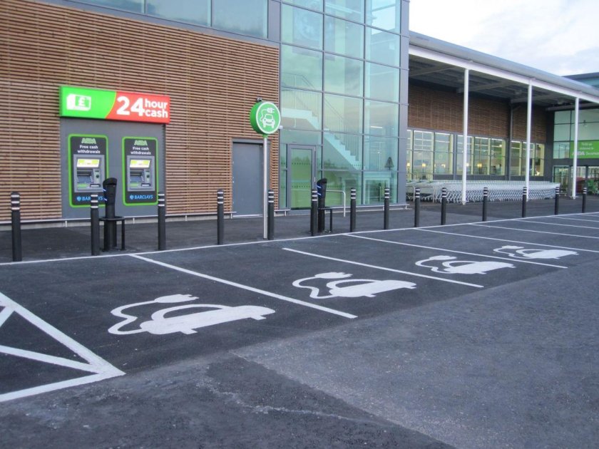 Зарядка для электромобилей в паркинге