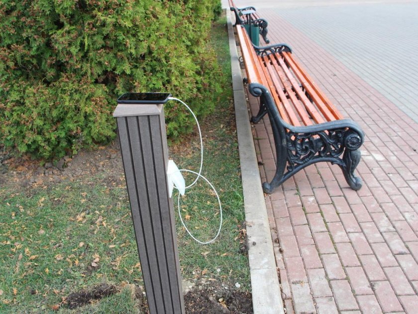 Скамейка с розеткой