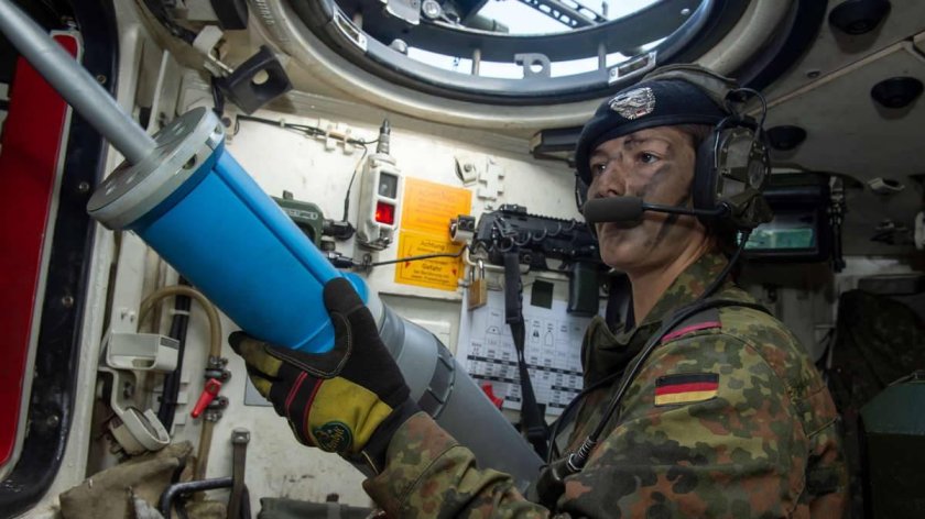 Заряжает орудие