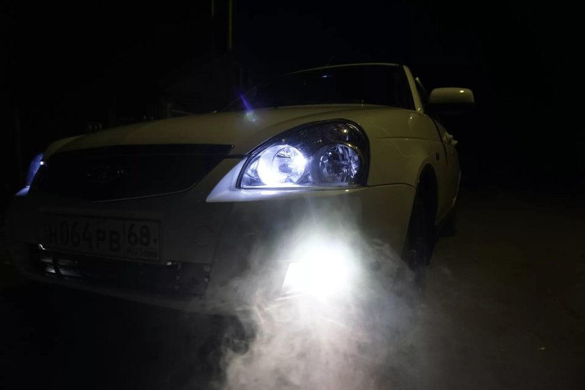 Белая Приора хэтчбек ночью