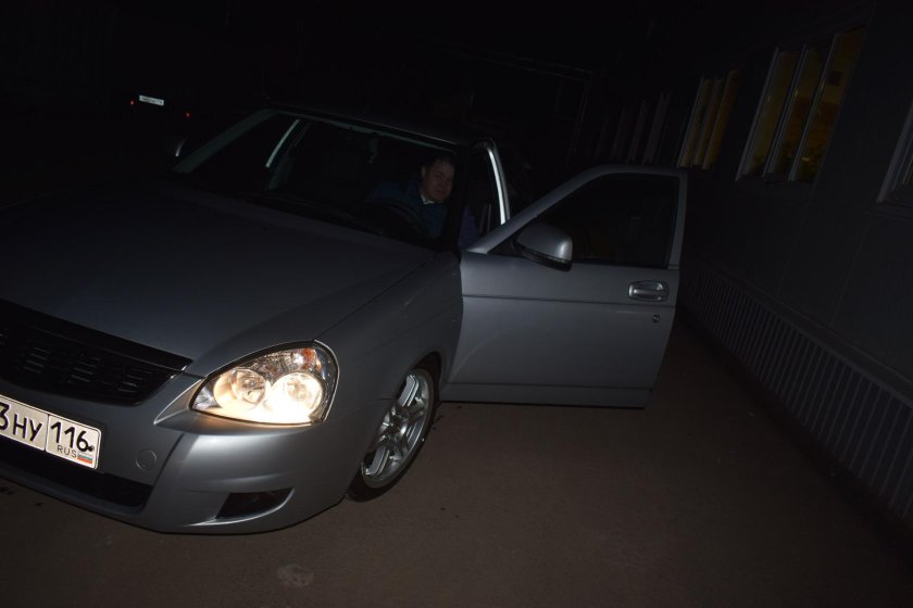 Серебристая Приора седан