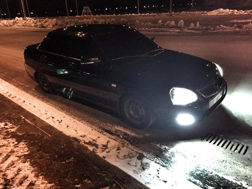 Черная Приора седан и ВАЗ 2114