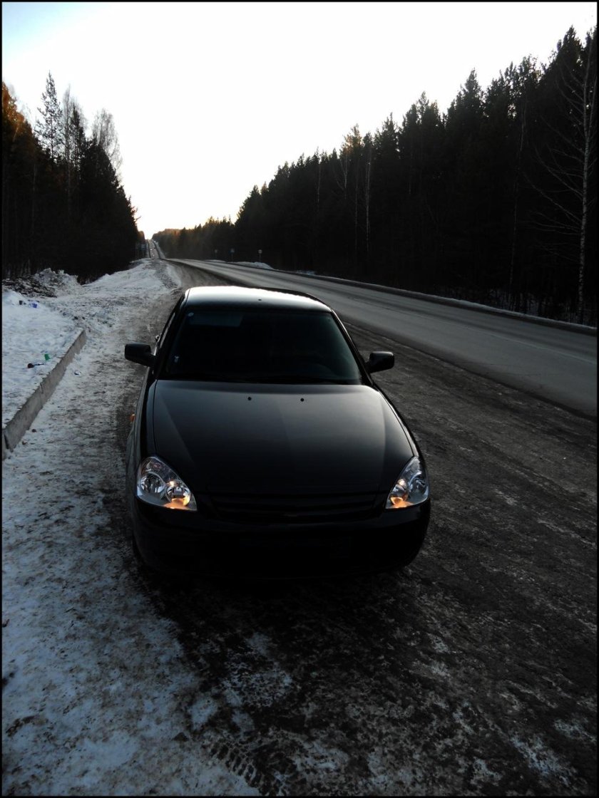 Лада Приора седан черная зимой