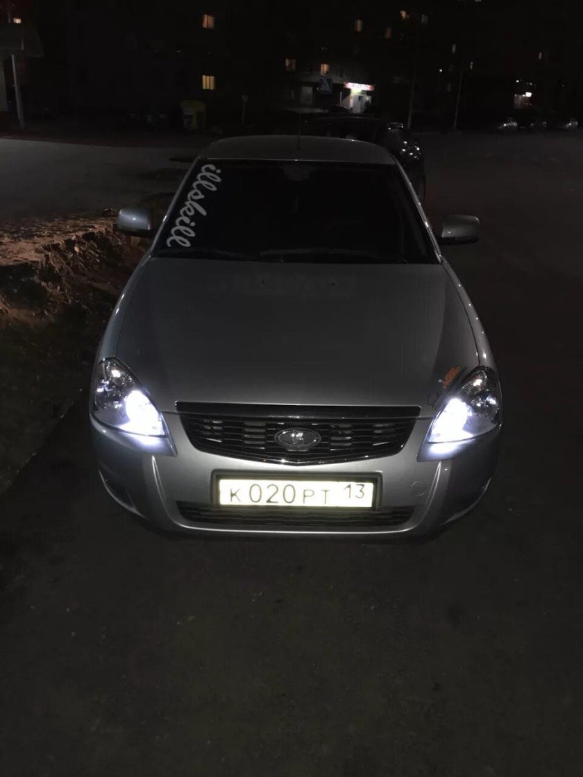 Серебристая Приора седан ночью