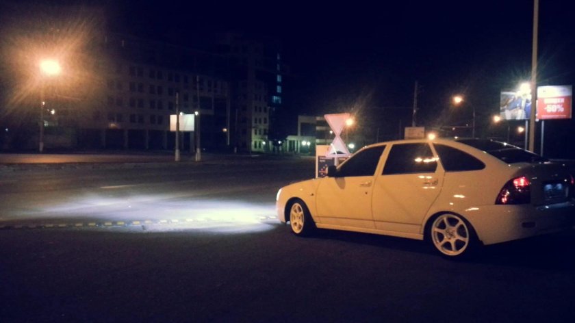 Белая Приора хэтчбек ночью