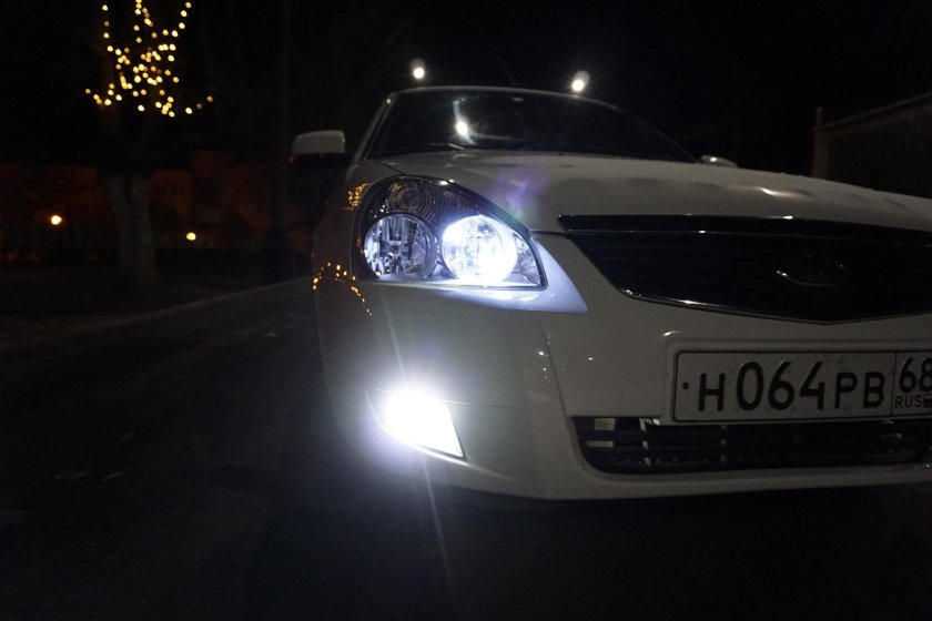 Белая Приора седан ночью