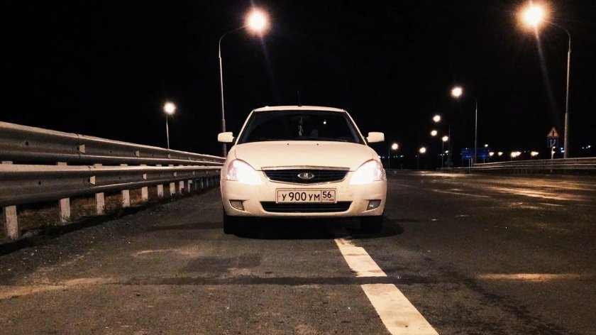 Лада Приора белая ночью