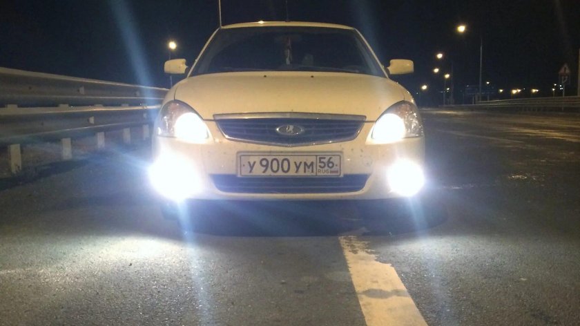 Белая Приора седан ночью