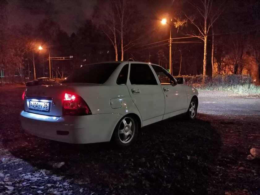 Белая Приора седан ночью