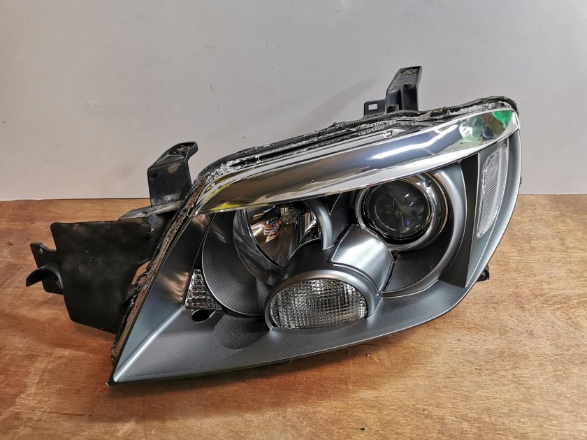 Фара Mitsubishi Outlander 1