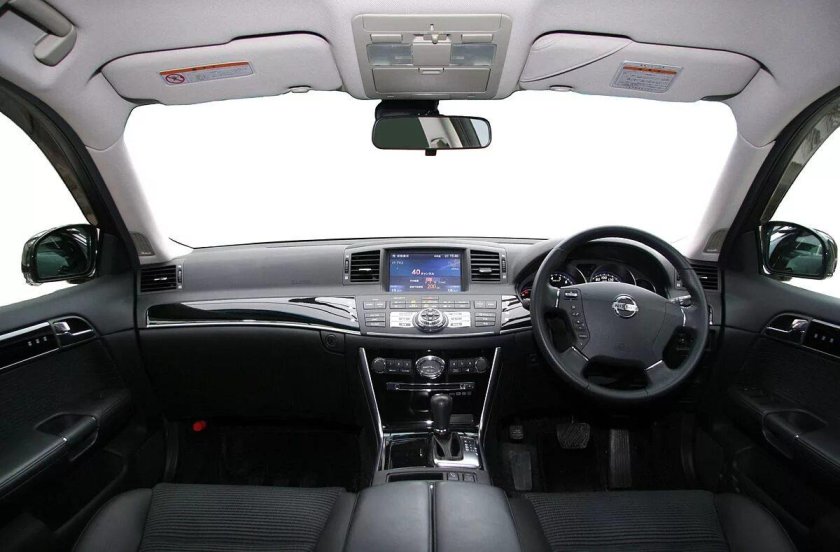 Nissan Fuga салон