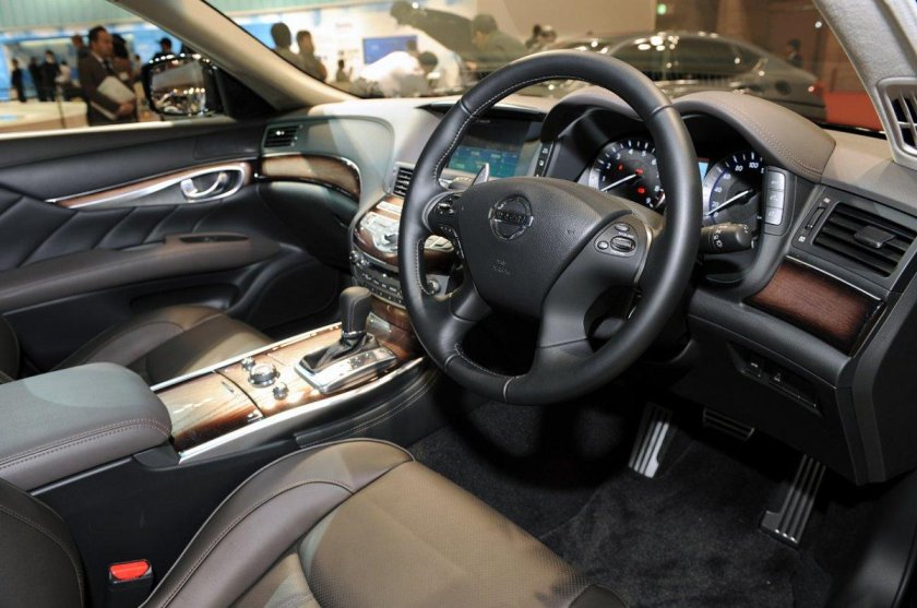 Nissan Fuga 2010 салон