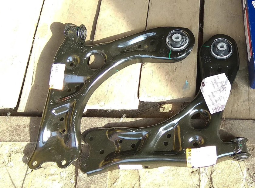 Сайлентблоки передних рычагов Шкода Рапид 2015