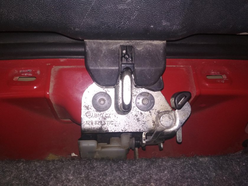 Замок багажника Шкода а5