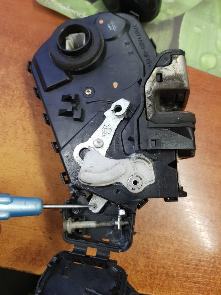 Замена замка двери багажника Прадо 120