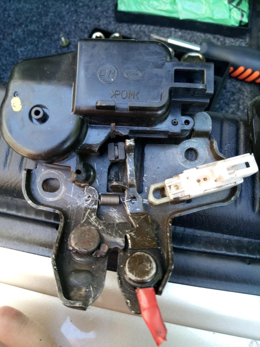 Замок багажника Nissan Almera Classic