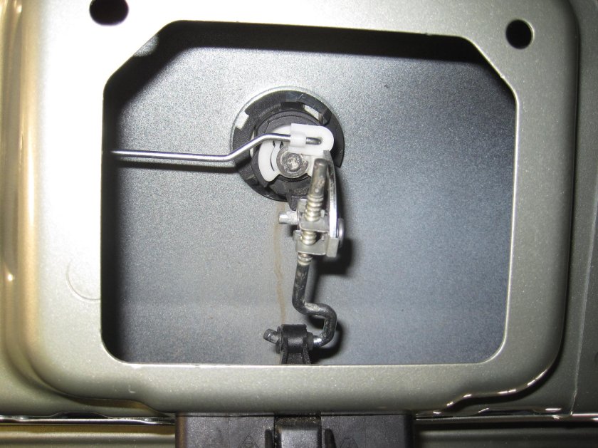 Механизм замка багажника Рено Логан 2