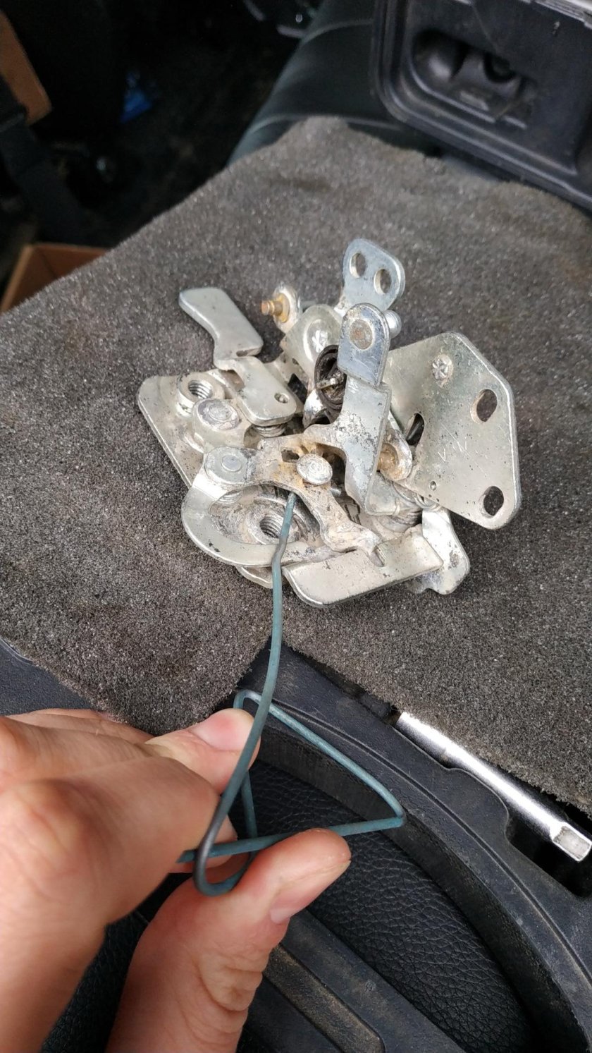 Chery Tiggo 3 расклинить замок багажника