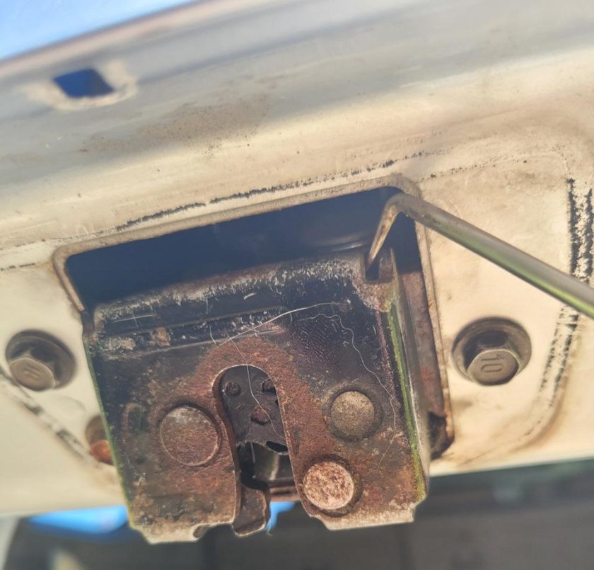 Доводчик замка багажника