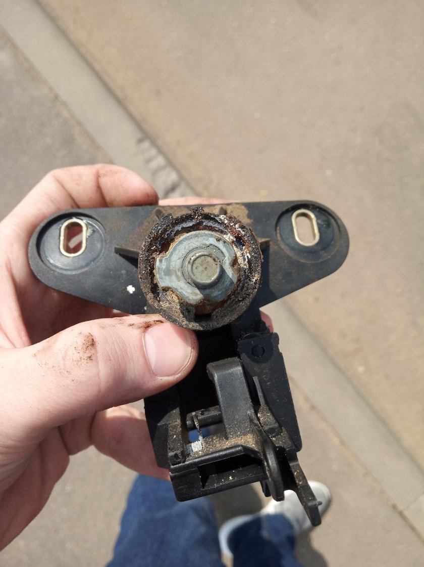 Заклинил замок багажника Шевроле Круз