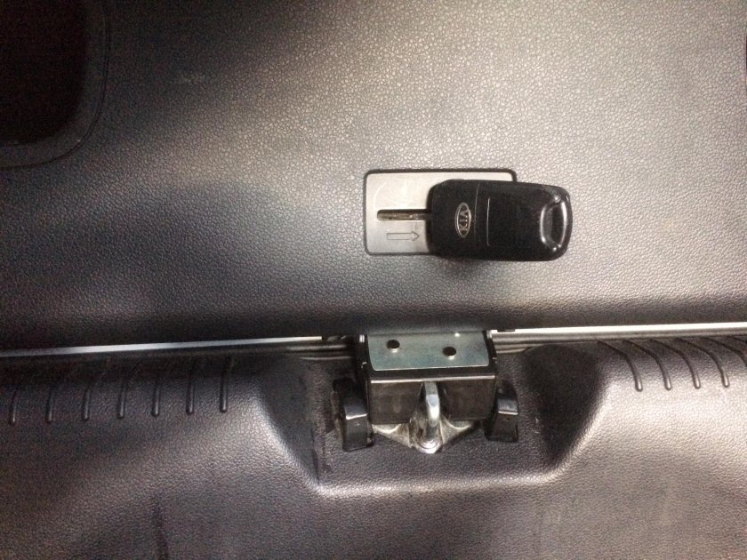 Кия СИД 2008 открывание багажника кнопка